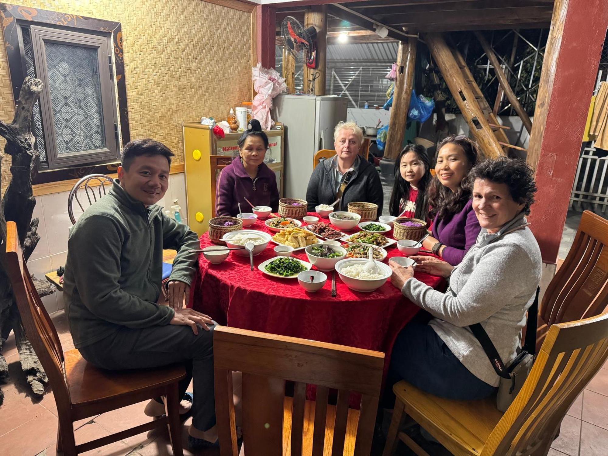 Minh Ngoc Homestay Dien Bien Phu Ban Him Lom Exterior photo